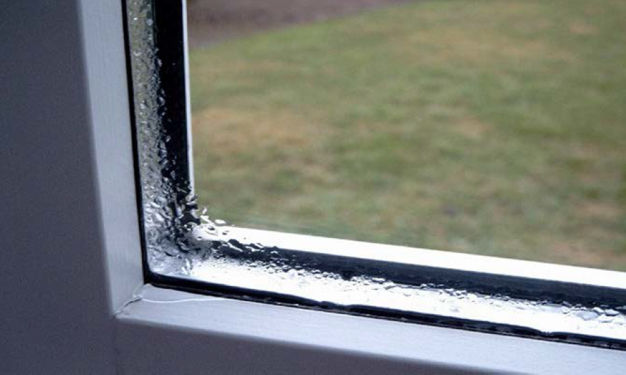 تصویر نزدیک از قطرات میعان روی شیشه